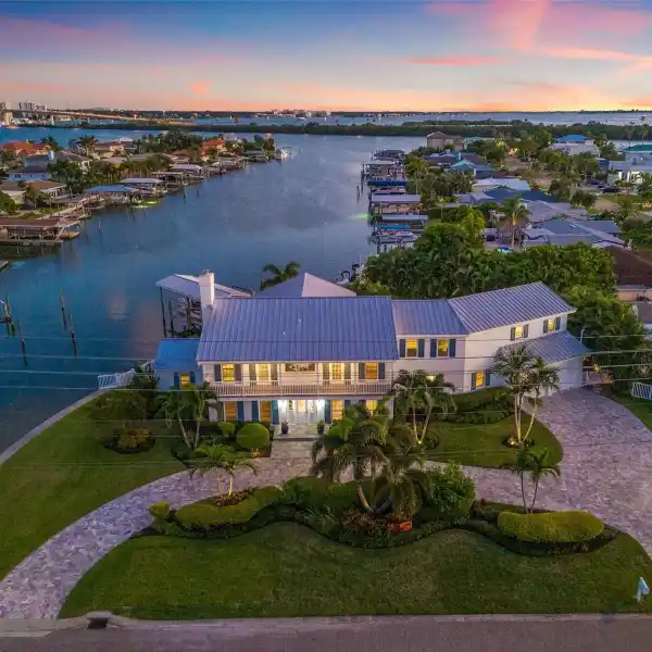 THE ULTIMATE COASTAL LIFESTYLE