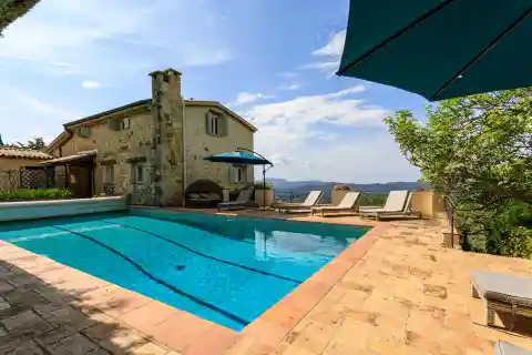 Peaceful Villa on an Expansive Plot