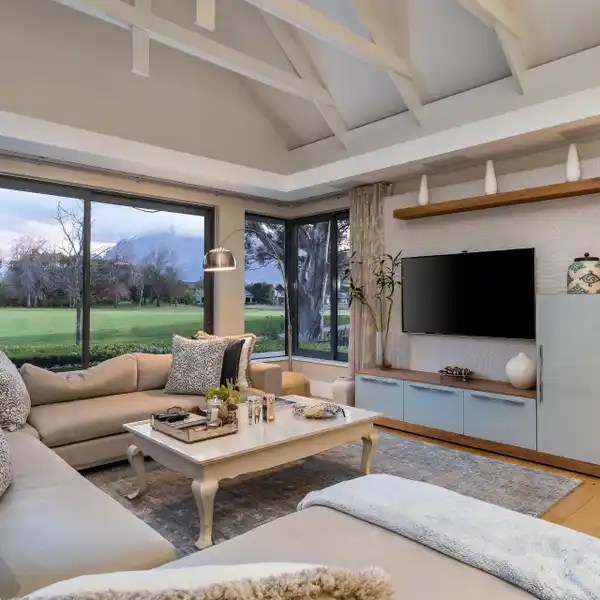 IMPECCABLE PROPERTY ON PEARL VALLEY GOLF AND COUNTRY ESTATE
