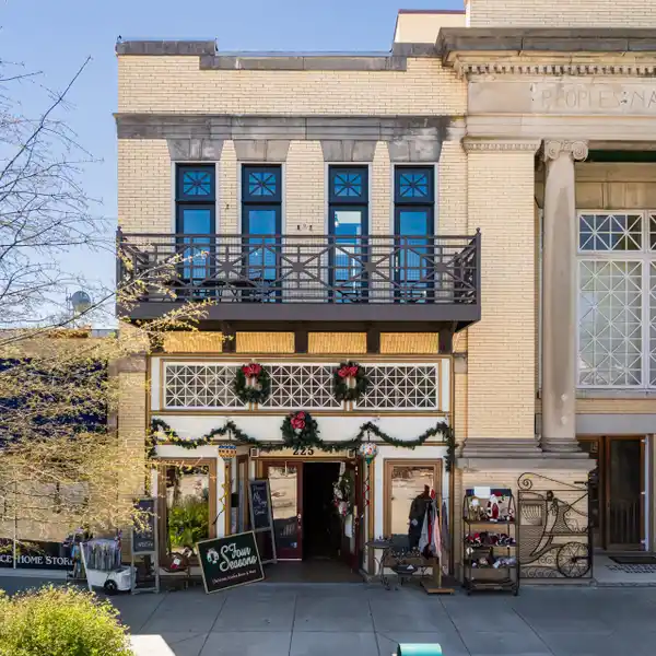 CHARMING HISTORIC UPPER FLOOR DOWNTOWN CONDO