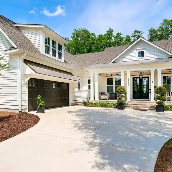 IMMACULATE HOME IN RIVER BLUFFS