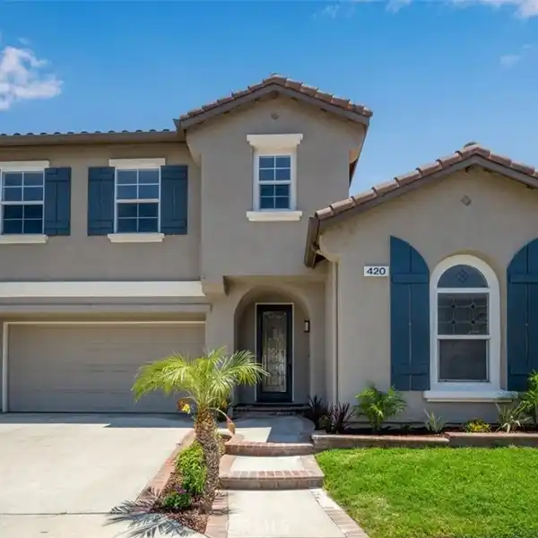 STYLISH RETREAT WITH SPACIOUS PRIVATE BACKYARD