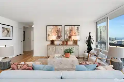 Light-filled Corner Residence