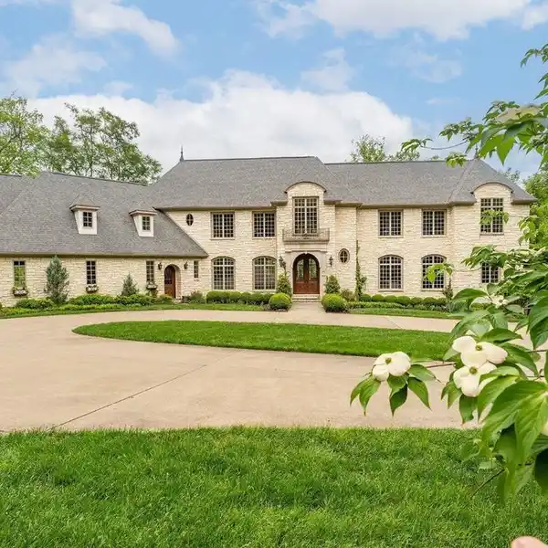 EXCEPTIONAL LAKEFRONT RETREAT