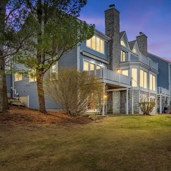 ELEGANT WATERFRONT TOWNHOUSE IN POINT SHORE