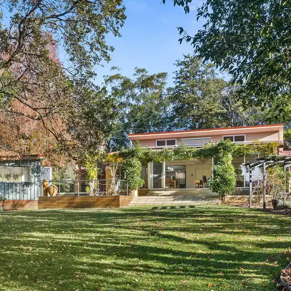 SINGLE-LEVEL RESIDENCE ON 1.31 BEAUTIFUL ACRES
