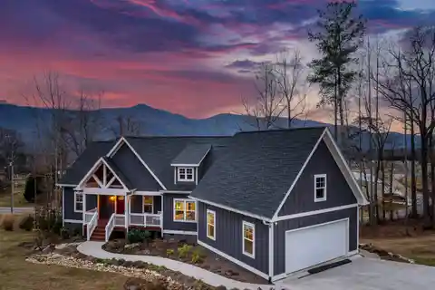 Beautiful Home with Long-range Mountain Views