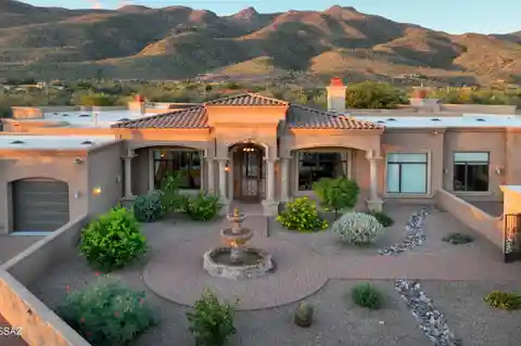 Luxury Desert Retreat with Breathtaking Mountain Views