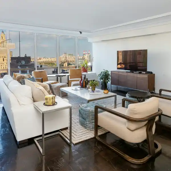 SPRAWLING RENOVATED FOUR BEDROOM DUPLEX