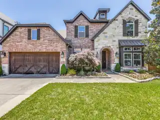 Modern Living Meets Tranquil Backyard Oasis