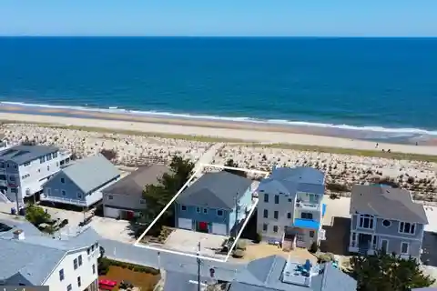 Charming Oceanfront Coastal Cottage