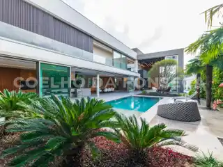 State-Of-The-Art Home with Elegant and Smooth Architecture