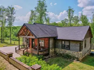 Luxurious Craftsman Retreat in Blue Ridge