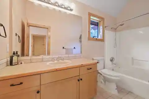 Secluded Waterfront Lodge