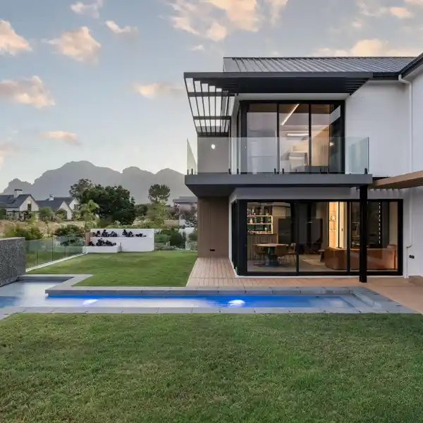BREATHTAKING MODERN HOME