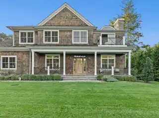 Luxuriously Chic Home with Beautiful Landscape