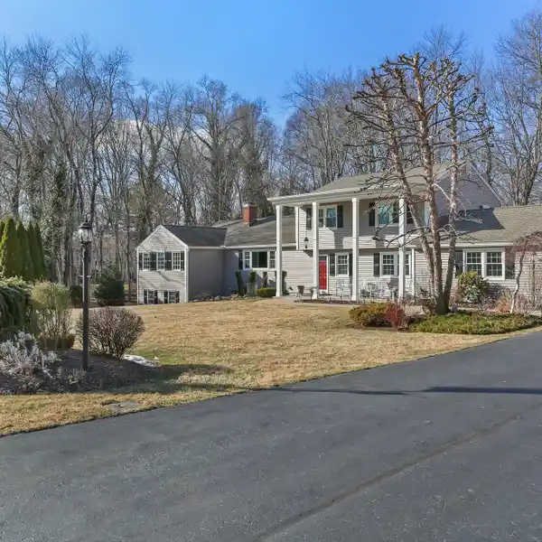 SPACIOUS AND VERSATILE COLONIAL IN DESIRABLE WOLFPIT