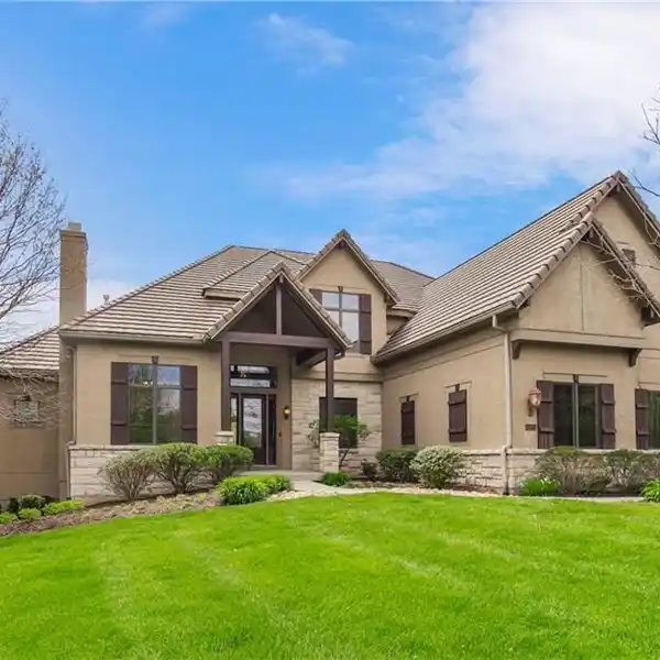 ESTATE HOME WITH BACKYARD OASIS