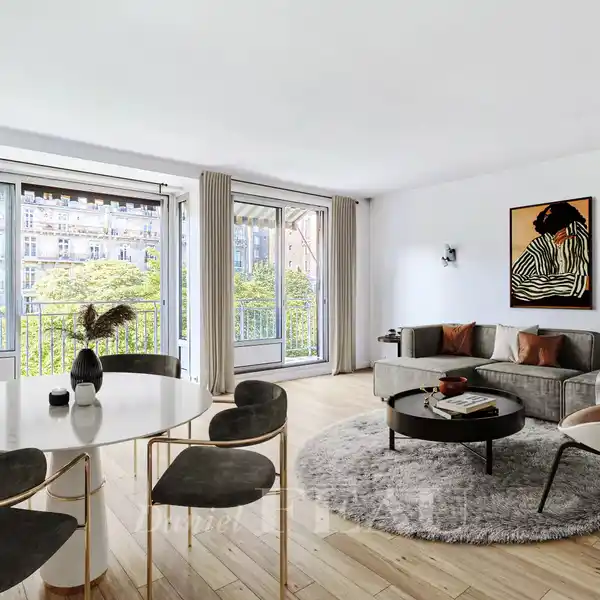 LIGHT-FILLED APARTMENT OVERLOOKING EIFFEL TOWER