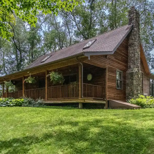 SECLUDED COUNTRY RETREAT NESTLED ON ACRES