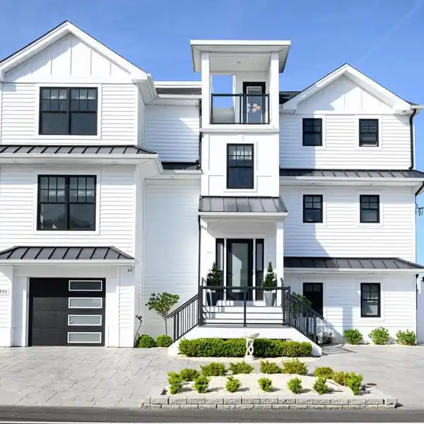 RECENTLY BUILT COASTAL GETAWAY