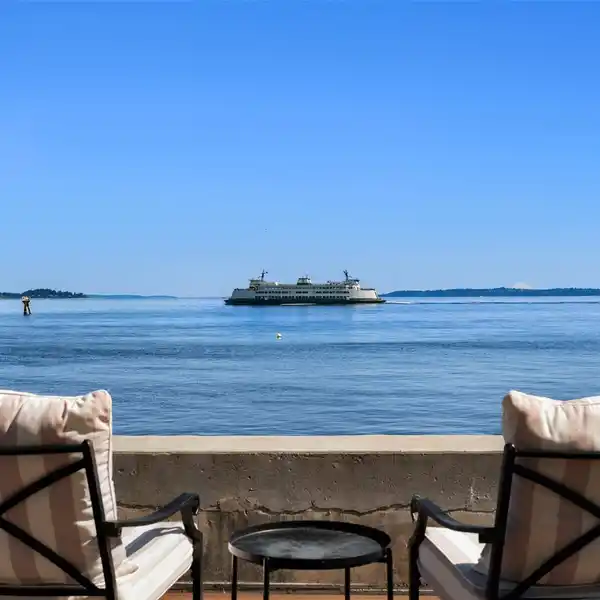 BEAUTIFULLY APPOINTED HOME ON PUGET SOUND