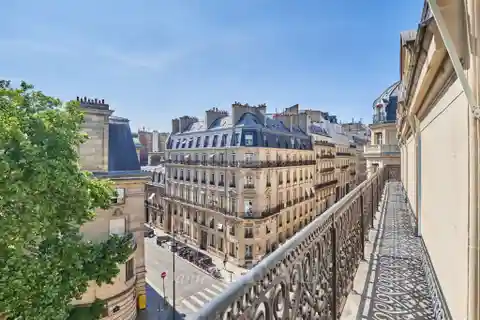 Spacious Luxury Apartment with Continuous Terrace