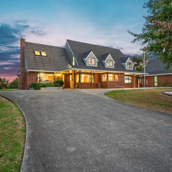 SUBSTANTIAL FAMILY HOME ON COUNTRYSIDE PROPERTY
