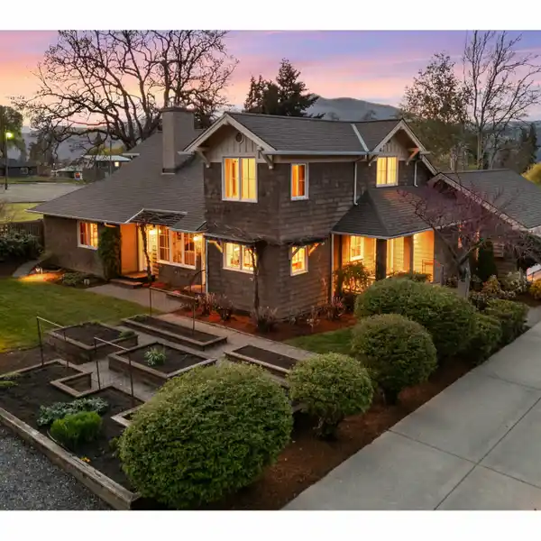 IMMACULATELY MAINTAINED HOME IN DESIRABLE HOOD RIVER HEIGHTS