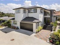 GLAMOROUS HOME OFFERING DREAM BEACH LIFESTYLE