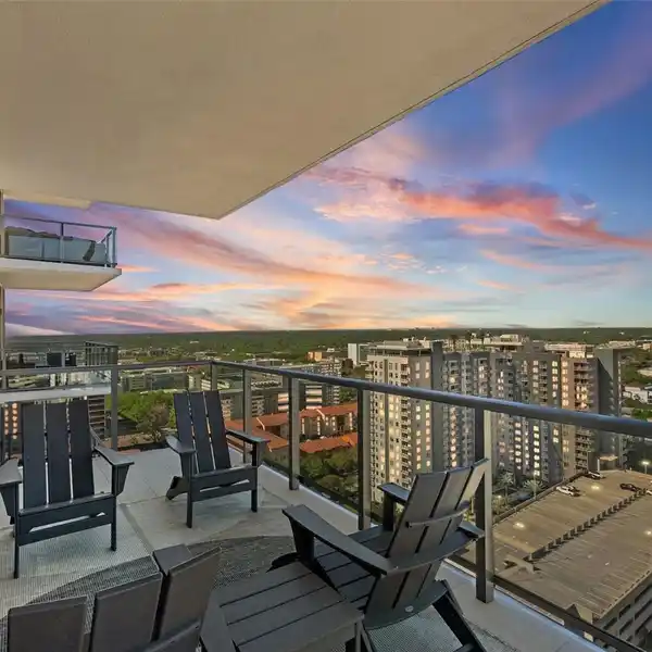 ELEGANT DOWNTOWN RETREAT WITH STUNNING BALCONY VISTAS