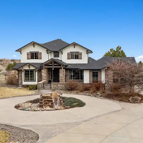 MAJESTIC HOME AT THE END OF A CUL-DE-SAC