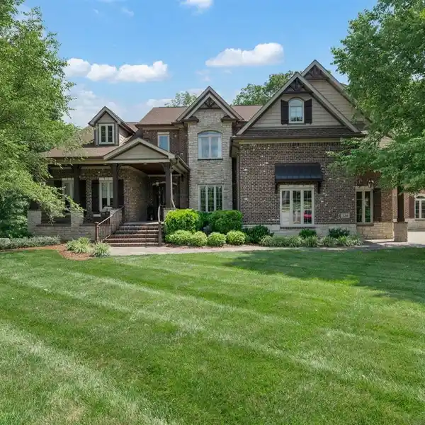 RUSTIC ELEGANCE WITH SPACIOUS ROOMS