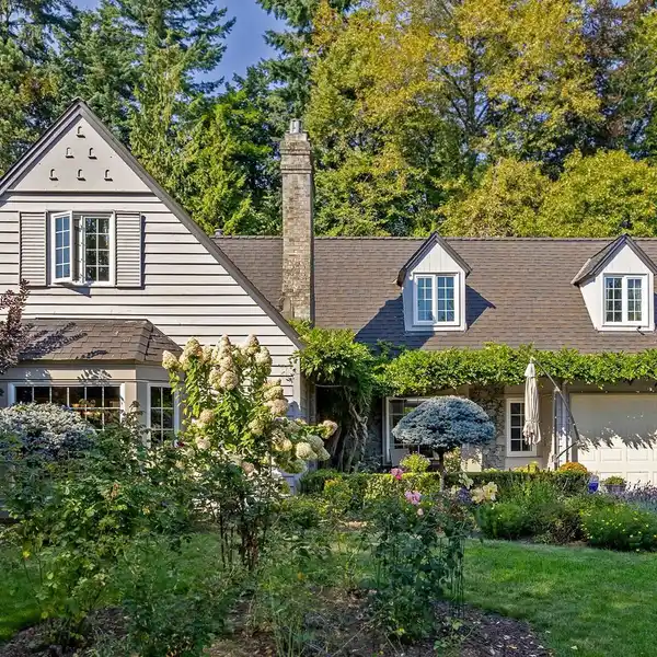 GORGEOUSLY RENOVATED HOME IN CEDARDALE