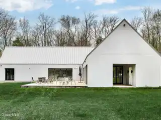 Bold Modern Lakefront Retreat