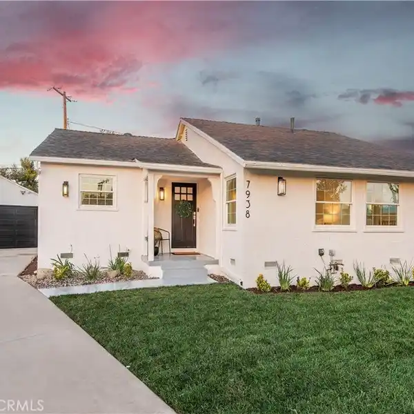 THOUGHTFULLY DESIGNED HOME BLENDING STYLE AND COMFORT