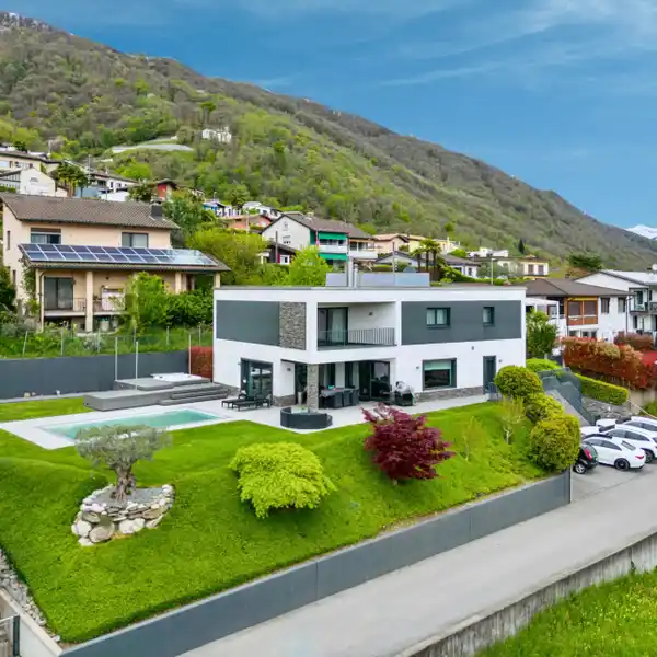 MODERN VILLA WITH GARDEN AND POOL