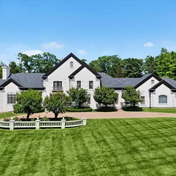 EXPANSIVE TOWN AND COUNTRY ESTATE WITH ENTERTAINER’S LAYOUT