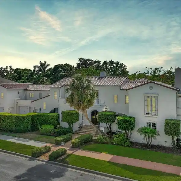 SPRAWLING ESTATE IN BELLEAIR