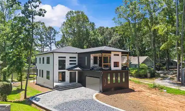 MODERN LAKEFRONT LUXURY WITH 150 FEET FRONTAGE