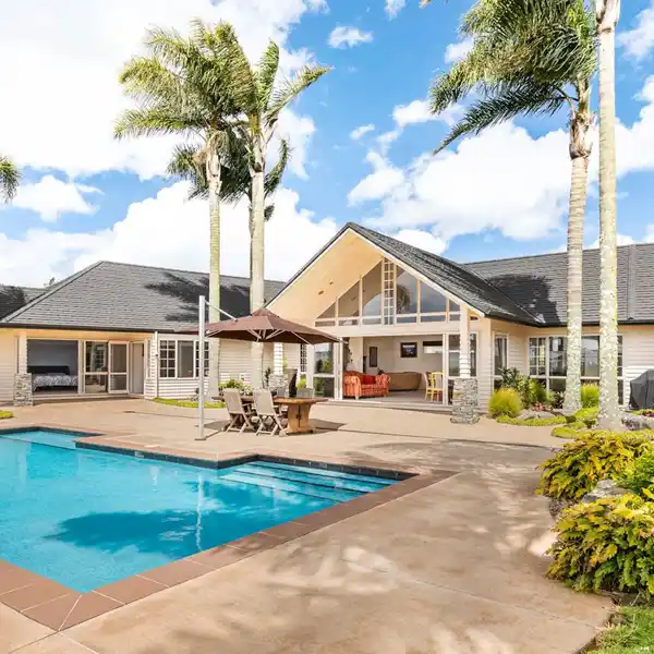 LARGE AND LUXURIOUS FAMILY LIVING IN KARAKA