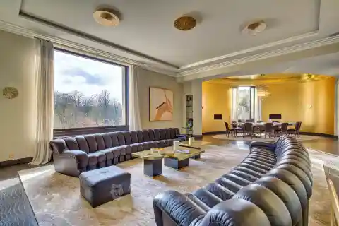High-End Apartment in a Prestigious Building