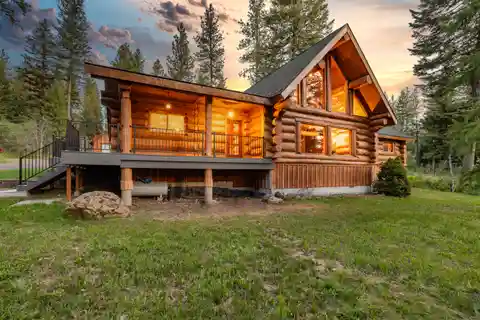 Private Four-Acre Log Home Retreat