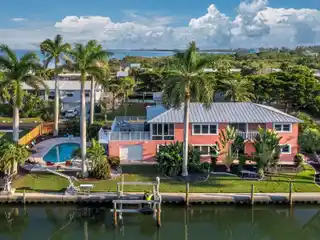 True Island Lifestyle in Fabulous Pool Home