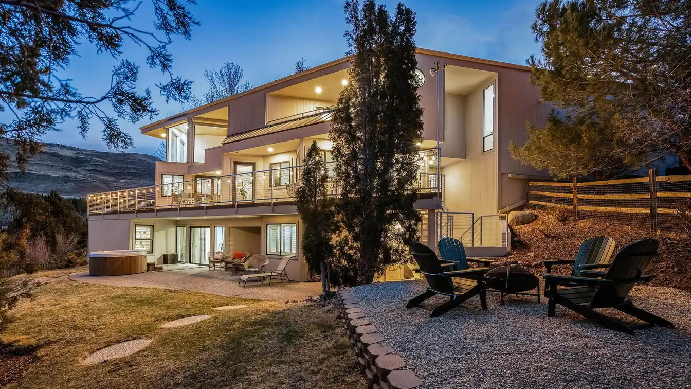 Modern Architecture with Expansive Views