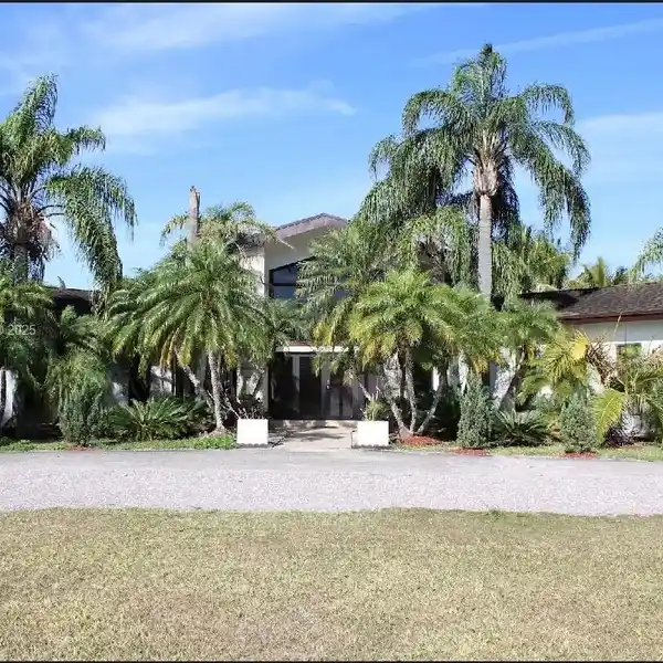 UNIQUE TROPICAL PARADISE