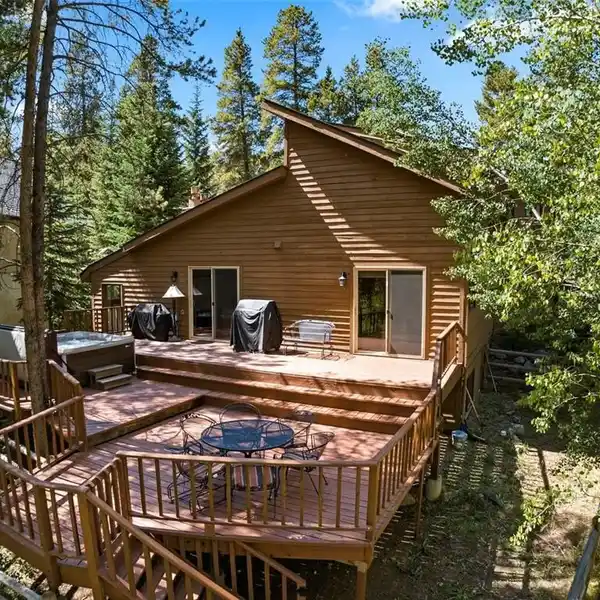 RUSTIC ELEGANCE MEETS MODERN COMFORT IN SKI COUNTRY