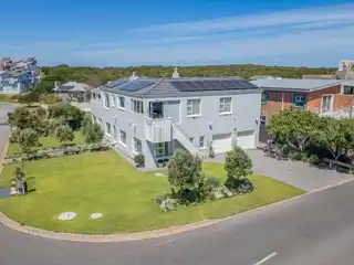 Spacious Coastal Home in the Harbour Area