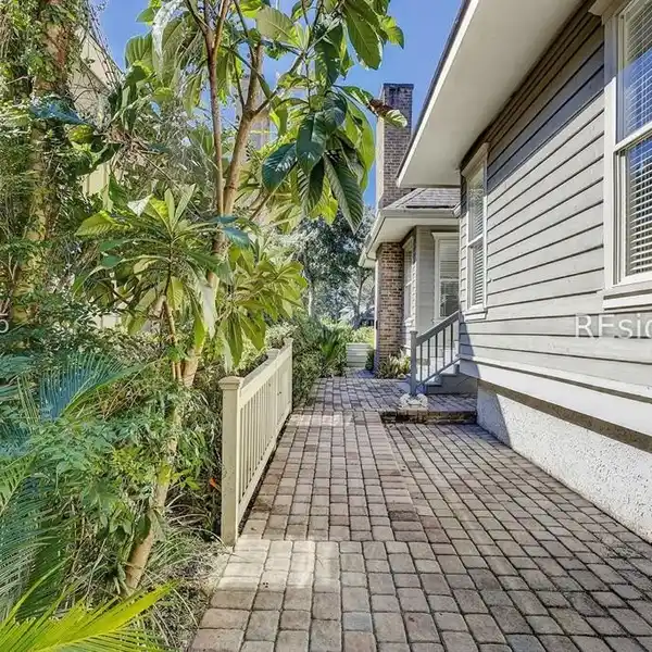 PRESTIGIOUS HARBOUR TOWN HOME WITH LOWCOUNTRY CHARM