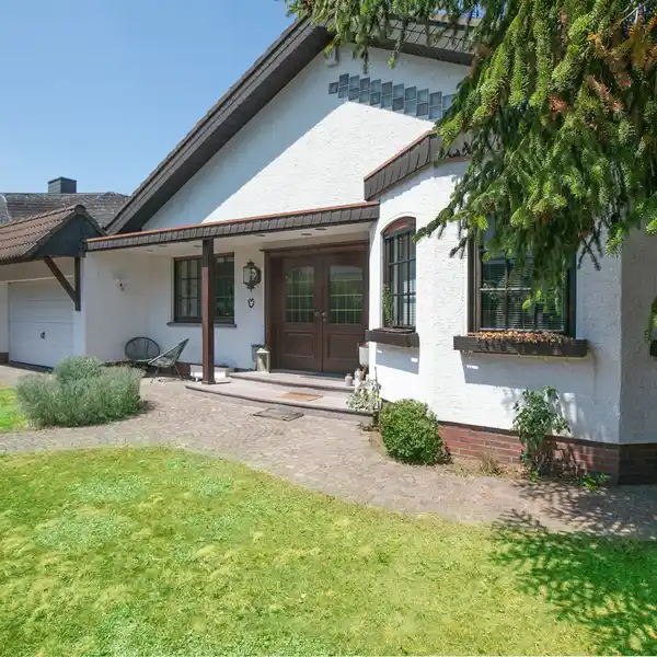 CLASSIC COUNTRY HOUSE STYLE RESIDENCE